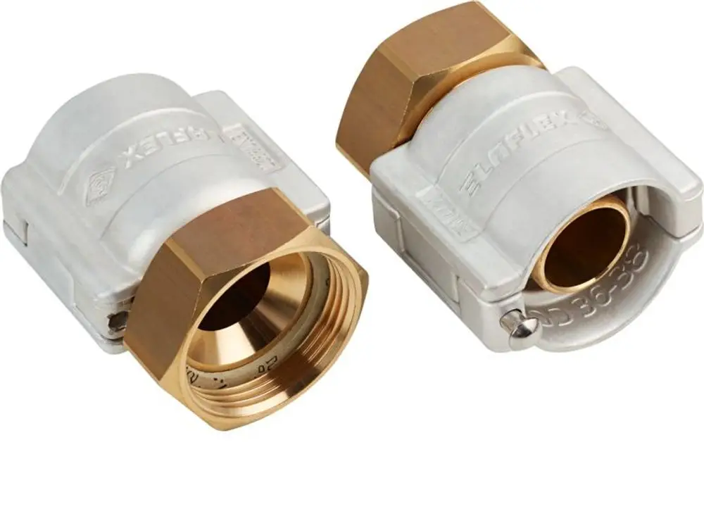 Zwei STIEBEL ELTRON Schlauchverschraubungen DN 32 (Art.-Nr. 070692), goldfarbene Messing-Sechskantmutter, silberfarbener Metallkörper mit „ELAFLEX“-Aufschrift.